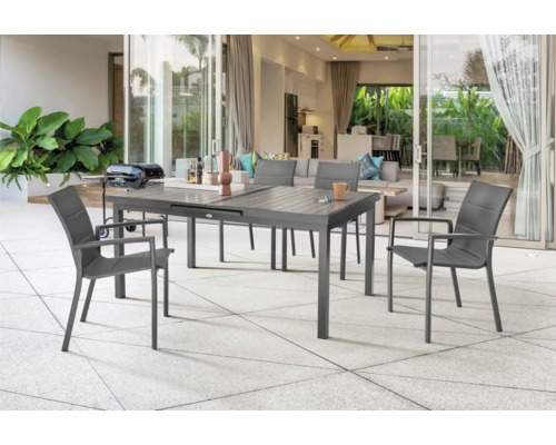 Modernes Gartenmöbel-Set mit einem großen, dunkelgrauen Ausziehtisch und passenden Armlehnenstühlen auf einer hellen Fliesenterrasse.