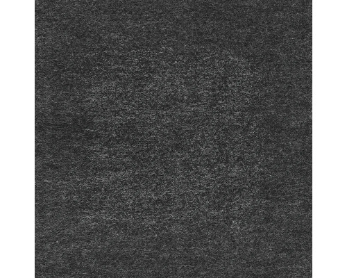 Gros plan sur du feutre aiguilleté gris foncé avec une structure fibreuse.
