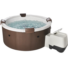 Spa rond aspect bois marron avec quatre appuie-tête, unité de commande externe et eau bouillonnante.