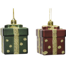Zwei Weihnachtsbaumschmuck-Anhänger an der Form vu Geschenkpakete mat glitzernde Bänner a Punkten an goldene Spunnen.