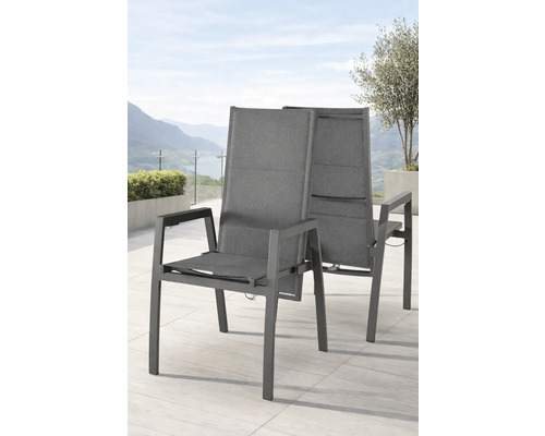 Deux fauteuils de jardin modernes à dossier haut avec cadre en aluminium anthracite et revêtement en textile gris sur une terrasse lumineuse.