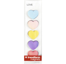 Set aus fünf bunten herzförmigen Magneten von Trendform für Magnettafeln.
