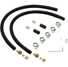 Kit de raccordement comprenant des tuyaux en caoutchouc, des raccords en laiton, des colliers de serrage et une clé Allen.
