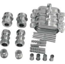 Kit de fixation en métal contenant des supports, des connecteurs, des vis et des chevilles.