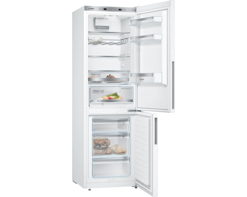 Réfrigérateur combiné Bosch blanc, portes ouvertes, compartiments VitaFresh, porte-bouteilles, trois tiroirs de congélateur avec BigBox.