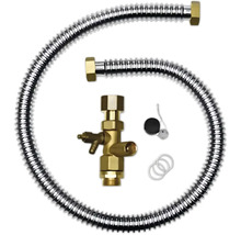 Flexibler Metallschlauch mit Messing-Armatur, Gasventil und Dichtringen für Gasanschlüsse.