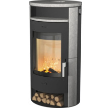 Poêle à bois avec revêtement en pierre naturelle, vitre avec feu de bois et compartiment à bois intégré.