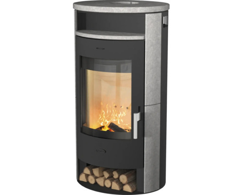Poêle à bois avec revêtement en pierre naturelle, vitre avec feu de bois et compartiment à bois intégré.
