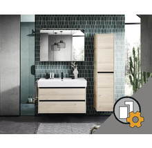 Ensemble de meubles de salle de bains moderne aspect bois clair avec meuble sous-vasque, lavabo blanc, armoire de toilette et colonne.