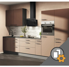 Cuisine moderne avec façades marron mat, poignées noires, four encastré, hotte noire et crédence effet marbre.