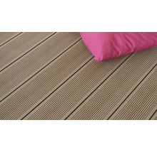 Lames de terrasse en WPC avec surface finement rainurée et un coussin rose.