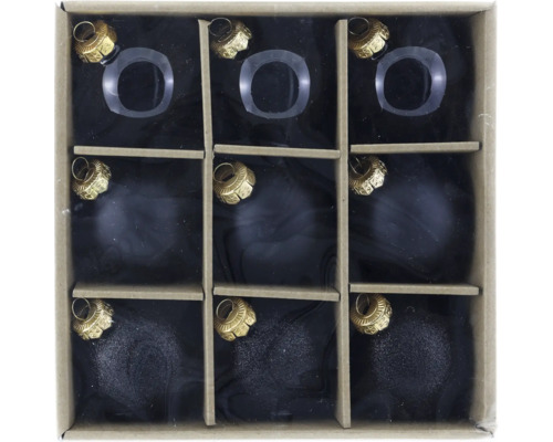 Neun schwarze Weihnachtskugeln aus Glas mit goldenen Aufhängern in einer Kartonbox mit Fächern