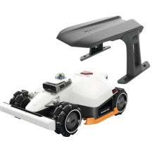 Robot tondeuse Mammotion avec traction intégrale et abri de protection pour garage.