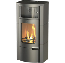 Poêle à bois gris en acier avec grande vitre, feu brûlant et compartiment chauffe-plat avec porte en verre.