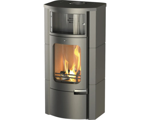 Poêle à bois gris en acier avec grande vitre, feu brûlant et compartiment chauffe-plat avec porte en verre.