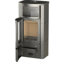 Poêle à bois gris avec porte ouverte, compartiment chauffe-plats, foyer avec revêtement en chamotte et tiroir à cendres ouvert.