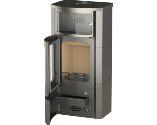 Poêle à bois gris avec porte ouverte, compartiment chauffe-plats, foyer avec revêtement en chamotte et tiroir à cendres ouvert.