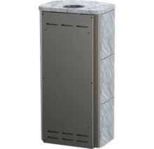 Kaminofen mit Natursteinverkleidung und grauer Metallfront mit Lüftungsschlitzen.