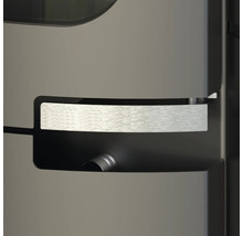 Detailaufnahme eines modernen Kaminofengriffs aus gebürstetem Metall in einer Griffmulde.