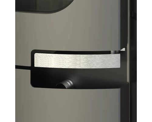 Detailaufnahme eines modernen Kaminofengriffs aus gebürstetem Metall in einer Griffmulde.