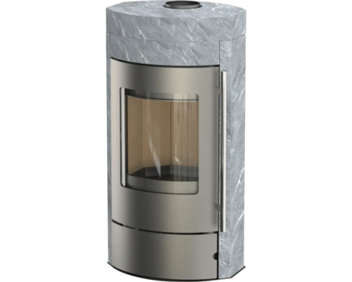 Kaminofen mit Natursteinverkleidung, gewölbter Glasscheibe und vertikalem Griff.