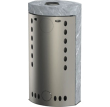 Kaminofen mat Steeverkleedung a perforéierter Metallfront.