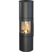 Poêle à bois rond en acier noir avec vitre bombée et feu brûlant.