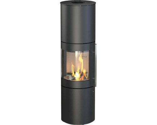 Poêle à bois rond en acier noir avec vitre bombée et feu brûlant.