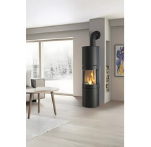 Poêle à bois rond et moderne dans un salon lumineux avec une grande fenêtre donnant sur un paysage enneigé.