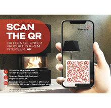 Main tenant un smartphone avec code QR et Thermia Logo devant un poêle moderne avec feu ouvert. Instructions sur l'usage de la réalité augmentée.