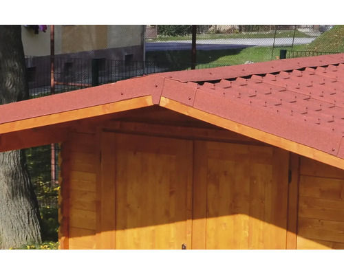 Vue rapprochée du toit à deux pentes d une cabane de jardin en bois avec des bardeaux rouges.