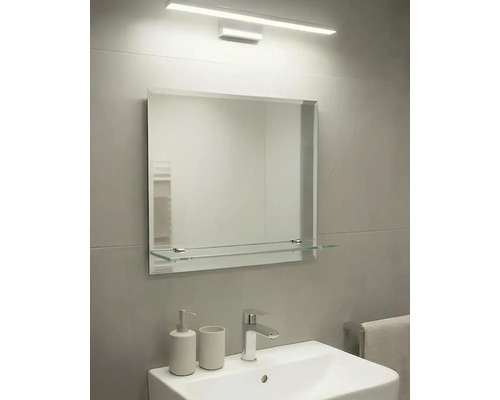 Modernes Badezimmer mit rechteckigem Spiegel, Glasablage, Wandbeleuchtung und Keramikwaschbecken mit verchromter Armatur.