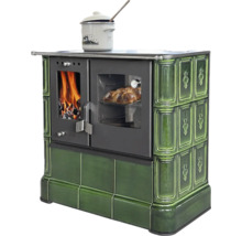 Cuisinière à bois avec revêtement en carreaux verts, foyer avec feu, four avec pâtisserie et marmite sur la plaque de cuisson.