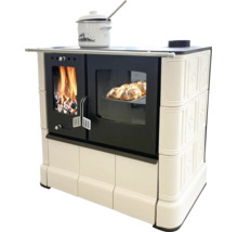 Cuisinière à bois crème avec carreaux de céramique, four et vitre. Feu dans le foyer, pain dans le four. Casserole sur la plaque de cuisson.