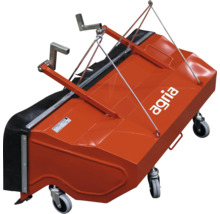 Balayeuse adaptable Agria rouge avec quatre roulettes pivotantes pour motoculteur.