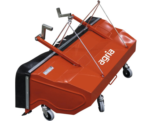 Balayeuse adaptable Agria rouge avec quatre roulettes pivotantes pour motoculteur.