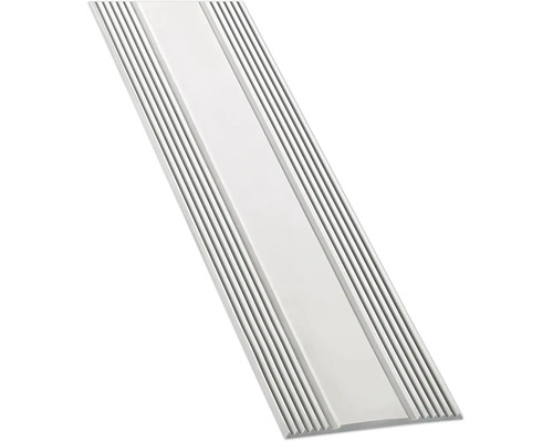 Profilé de transition ou de nez de marche avec une partie centrale lisse et des bords rainurés.