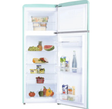 Réfrigérateur combiné rétro ouvert avec clayettes en verre et balconnets de porte, rempli de diverses denrées alimentaires.