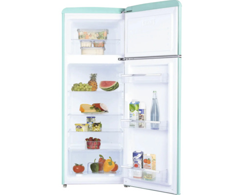 Réfrigérateur combiné rétro ouvert avec clayettes en verre et balconnets de porte, rempli de diverses denrées alimentaires.