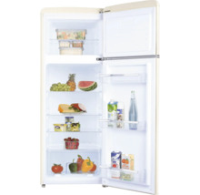 Réfrigérateur rétro beige avec congélateur en haut, ouvert, rempli d'aliments sur des clayettes en verre.