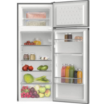 Réfrigérateur ouvert avec congélateur en haut, intérieur avec clayettes en verre, bac à légumes et balconnets de porte, rempli de nourriture.