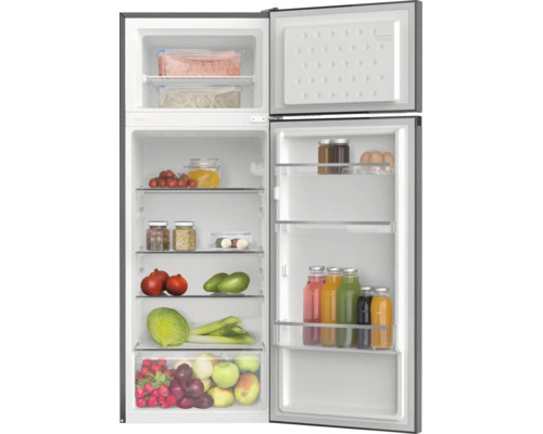 Réfrigérateur ouvert avec congélateur en haut, intérieur avec clayettes en verre, bac à légumes et balconnets de porte, rempli de nourriture.