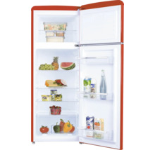 Réfrigérateur rouge ouvert avec compartiment congélateur supérieur, garni d aliments sur des clayettes en verre et des balconnets de porte.