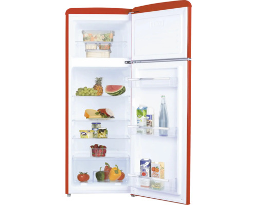 Réfrigérateur rouge ouvert avec compartiment congélateur supérieur, garni d aliments sur des clayettes en verre et des balconnets de porte.
