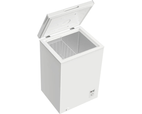 Congélateur coffre blanc avec couvercle ouvert et un panier en fil métallique à l intérieur.