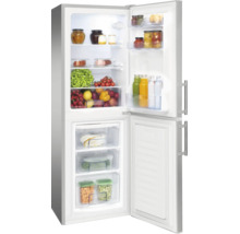 Réfrigérateur-congélateur combiné ouvert avec intérieur blanc, rempli de produits frais, légumes, fruits, bocaux et bouteilles.