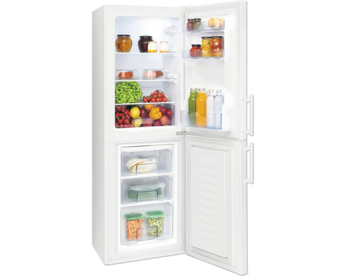 Réfrigérateur-congélateur combiné blanc en pose libre avec portes ouvertes, intérieur organisé avec aliments, clayettes en verre et trois tiroirs.