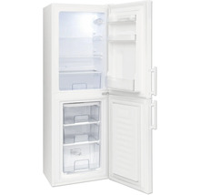 Combiné réfrigérateur-congélateur blanc ouvert avec clayettes en verre, bac à légumes, trois tiroirs de congélation et balconnets de porte.
