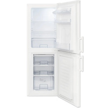 Réfrigérateur combiné blanc avec les deux portes ouvertes, vue sur les clayettes, les tiroirs et les balconnets de porte.