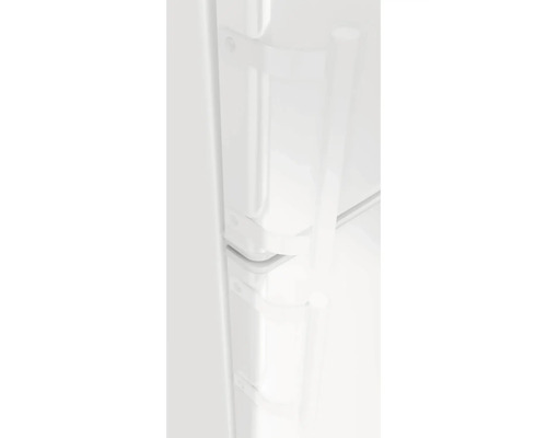 Gros plan d une poignée verticale sur une porte de réfrigérateur blanche.